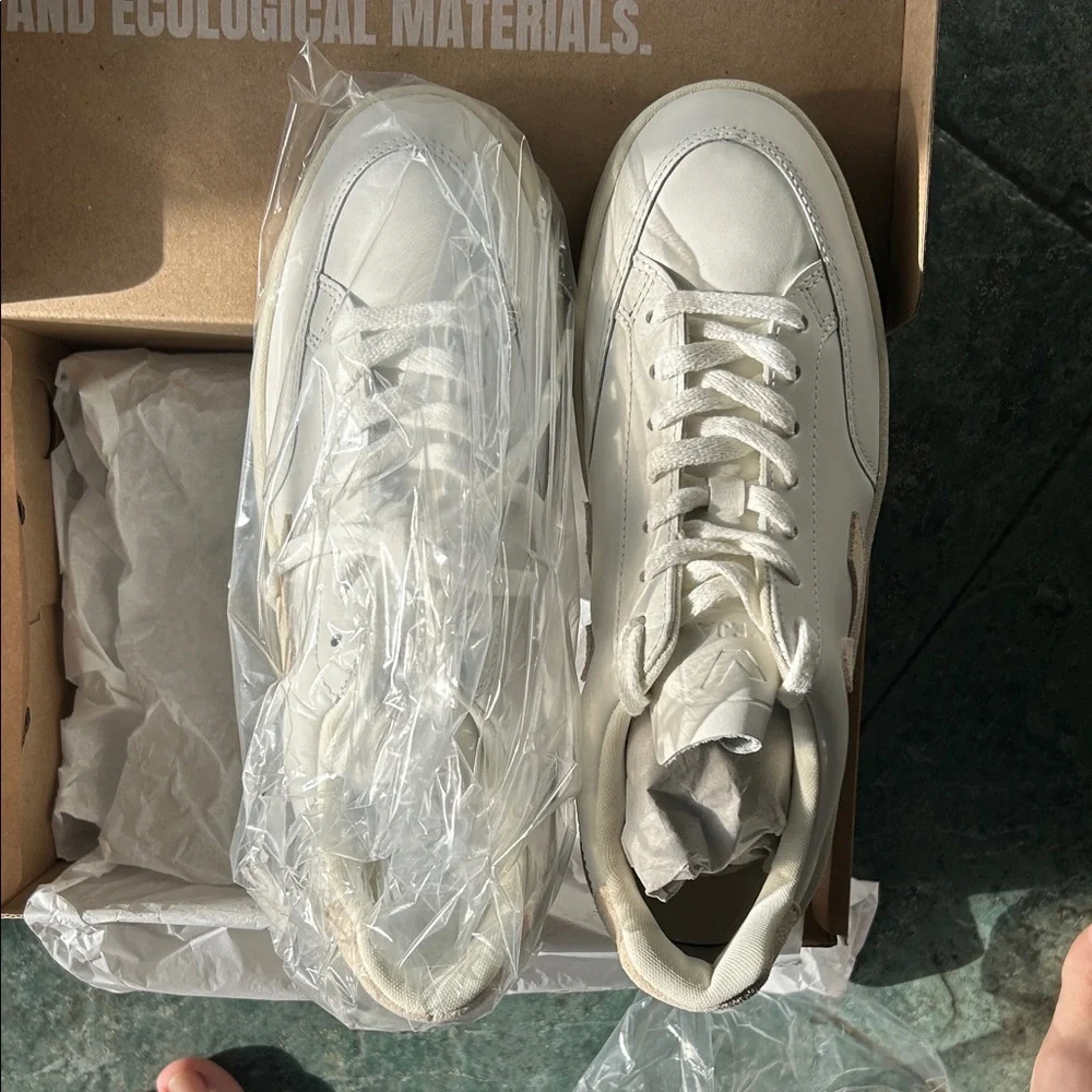 Veja Low-Top Sneaker in Off-White with Beige V - Picture 2 of 5